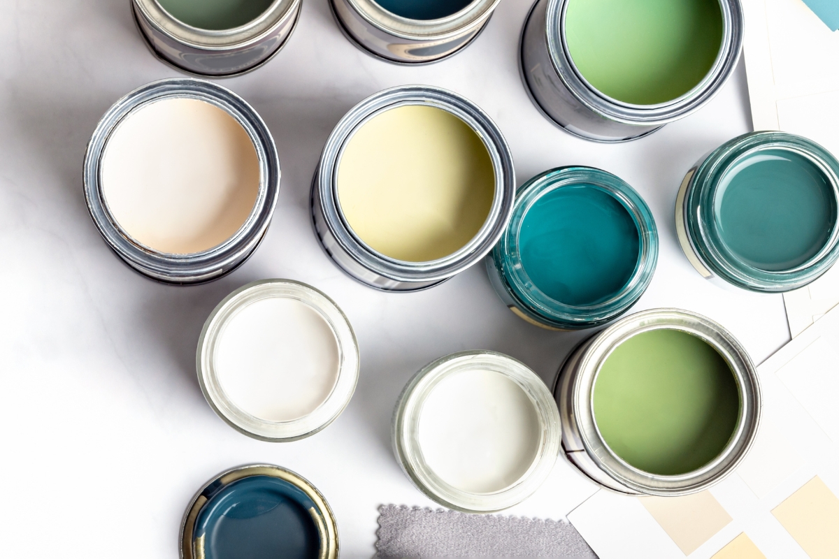 botes de pintura de diferentes colores para escoger el color de pintura adecuado